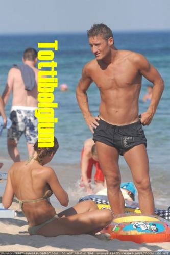 oh totti en short et a torce nu lol